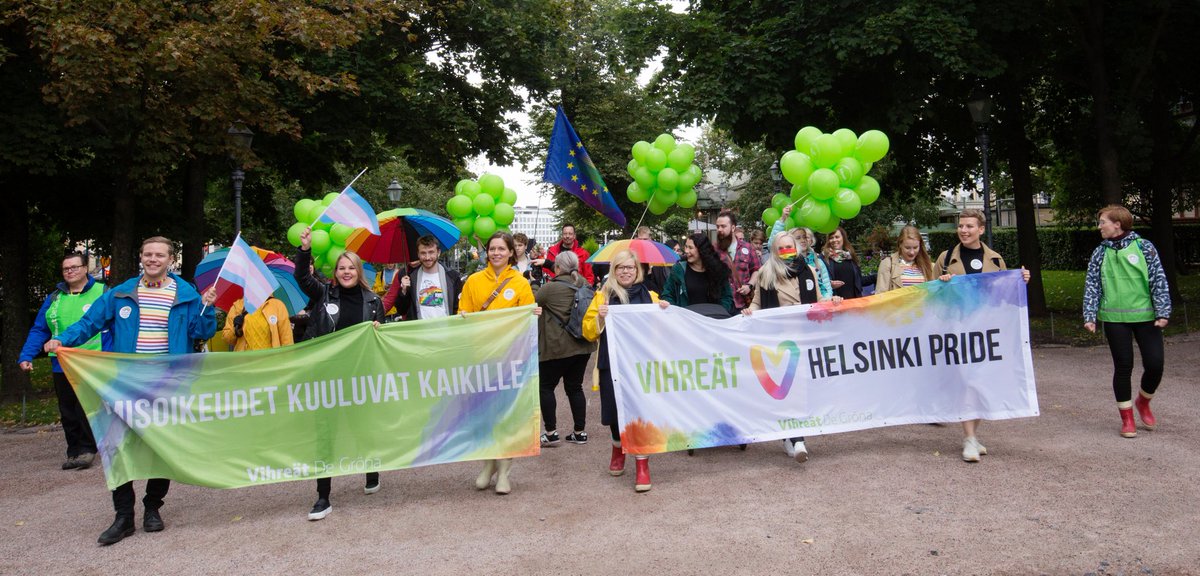 Katjakh's tweet photo. Tänään kulkee monta pientä Pride-kulkuetta pitkin Helsinkiä. Tässä yksi tosi upea kulkue, joka uhmasi tuulta ja sadetta 💚☔ #vihreäpride #pridehelsinki #imwithpride #ihmisoikeudet https://t.co/WVE5LyqCdl