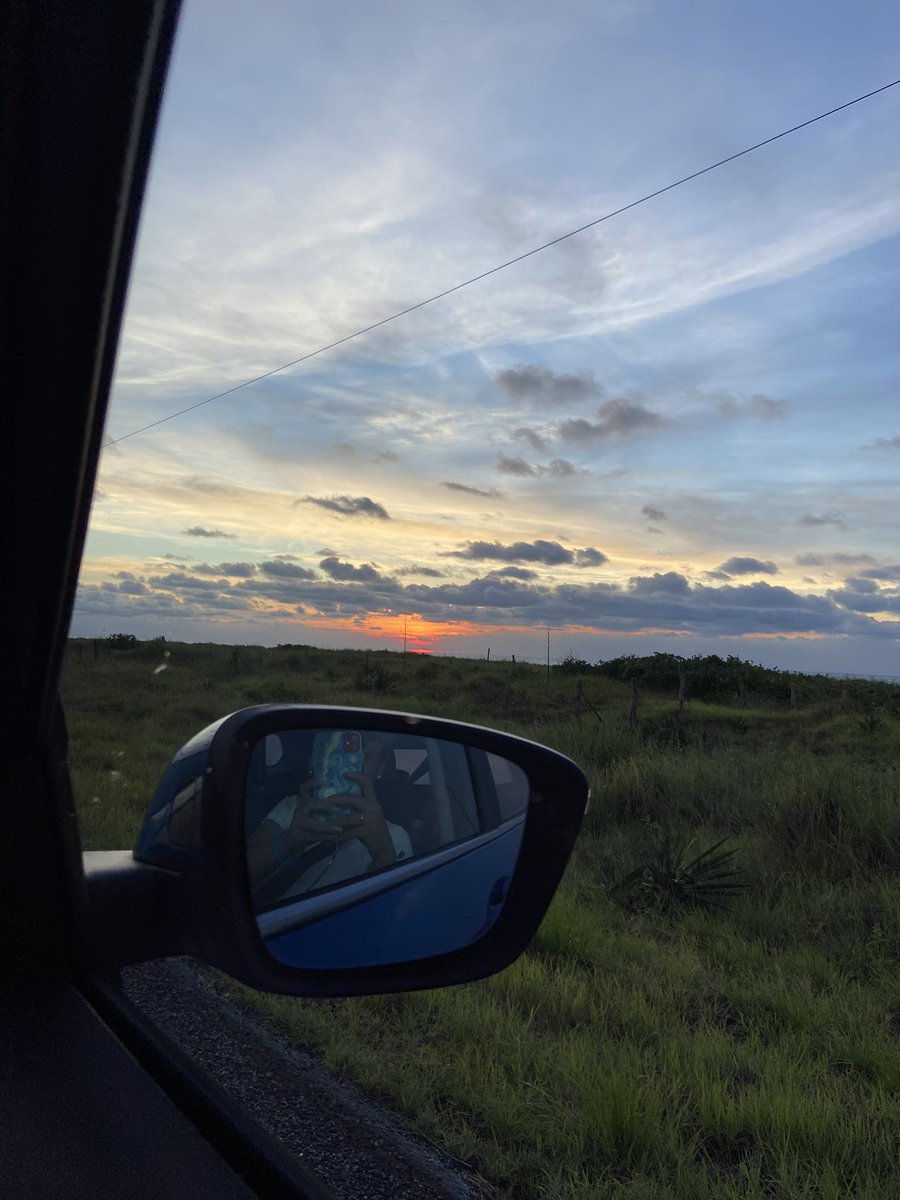 AutosyMas's tweet photo. Lo maravilloso de viajar en carretera, es sin duda los paisajes que encontrarás en el camino, donde por cierto, nuestra Chevrolet Tracker posó muy bien durante el #TrackerTrip. 🌅
@ChevroletMexico #ReactivaMexico #ChevroletTracker #SUV #sinfiltro #FelizSabado #BuenosDias https://t.co/qLBsRyCkzI