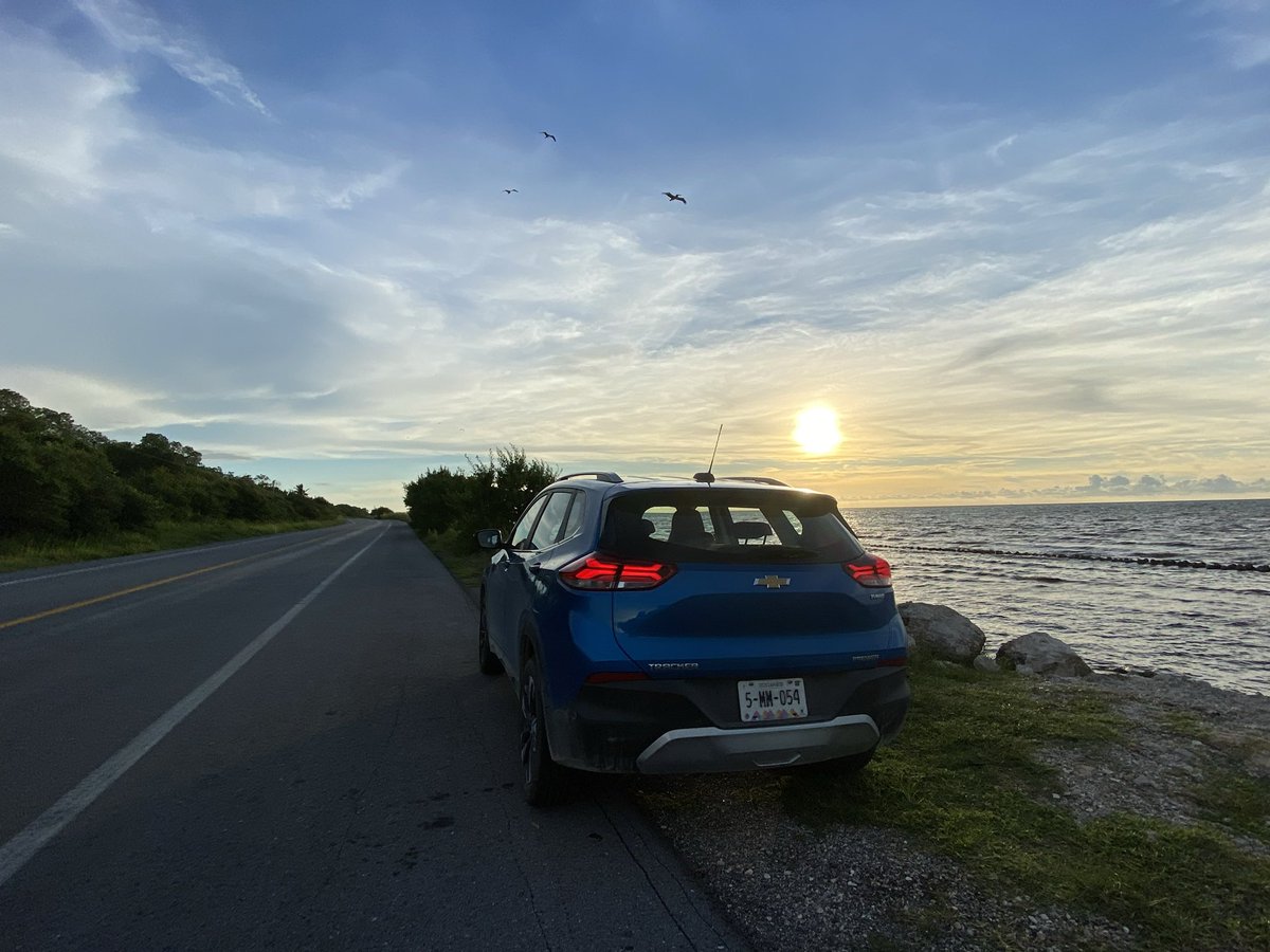 AutosyMas's tweet photo. Lo maravilloso de viajar en carretera, es sin duda los paisajes que encontrarás en el camino, donde por cierto, nuestra Chevrolet Tracker posó muy bien durante el #TrackerTrip. 🌅
@ChevroletMexico #ReactivaMexico #ChevroletTracker #SUV #sinfiltro #FelizSabado #BuenosDias https://t.co/qLBsRyCkzI