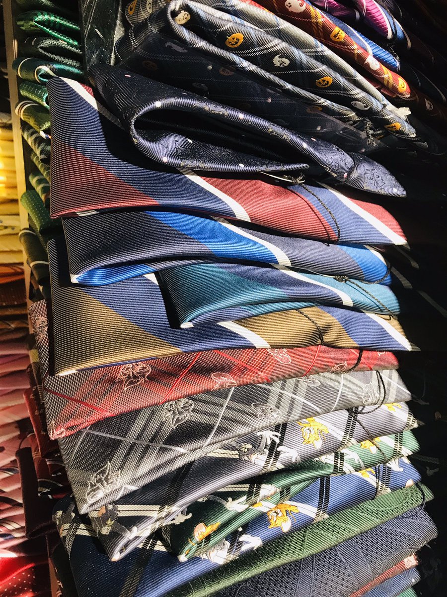 ナラ 東京シャツのトムとジェリーネクタイ 第3弾が発売されました 色違いも含めると種類ぐらいありそうですね 可愛いデザインも増えましたが さりげなくワンポイントだけの物も 良いですよね トムとジェリー トムジェリ 東京シャツ ネクタイ 新発売