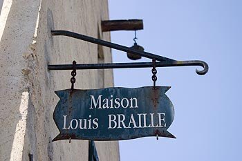 Louis Braille est né ici, à Coupvray (Seine-et-Marne), en janvier 1809, au sein d’une famille modeste mais alphabétisée. Sa maison natale est aujourd’hui un joli petit musée comme on en trouve tant en France...