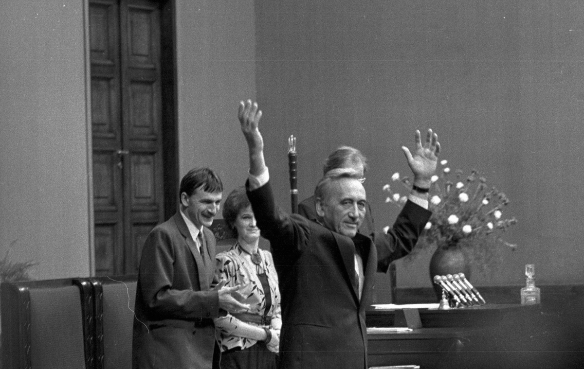 FundacjaFOR's tweet photo. Dziś 31. rocznica powołania rządu Mazowieckiego!
Z tej okazji zapraszamy do odwiedzenia naszego wirtualnego #Muzeum1989!

Zobaczycie tam https://t.co/49TWxBAhnM. nagrania wyboru Tadeusza Mazowieckiego na premiera i zatwierdzenia składu jego rządu.
https://t.co/19TRCoxY8v https://t.co/99biGPFzIm