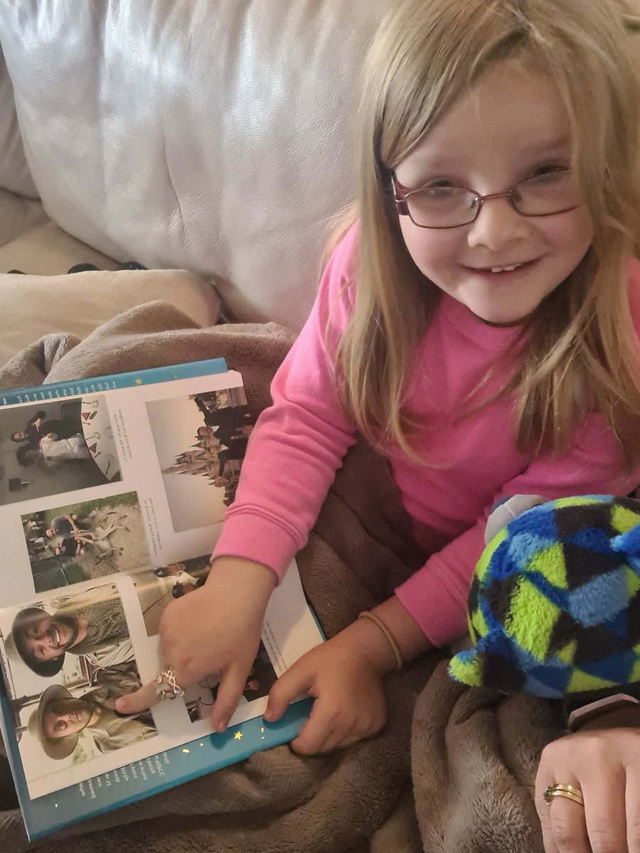 smilerjen's tweet photo. A relaxing Saturday afternoon reading @antanddec with my girl 🥰 https://t.co/10V8un8xnQ