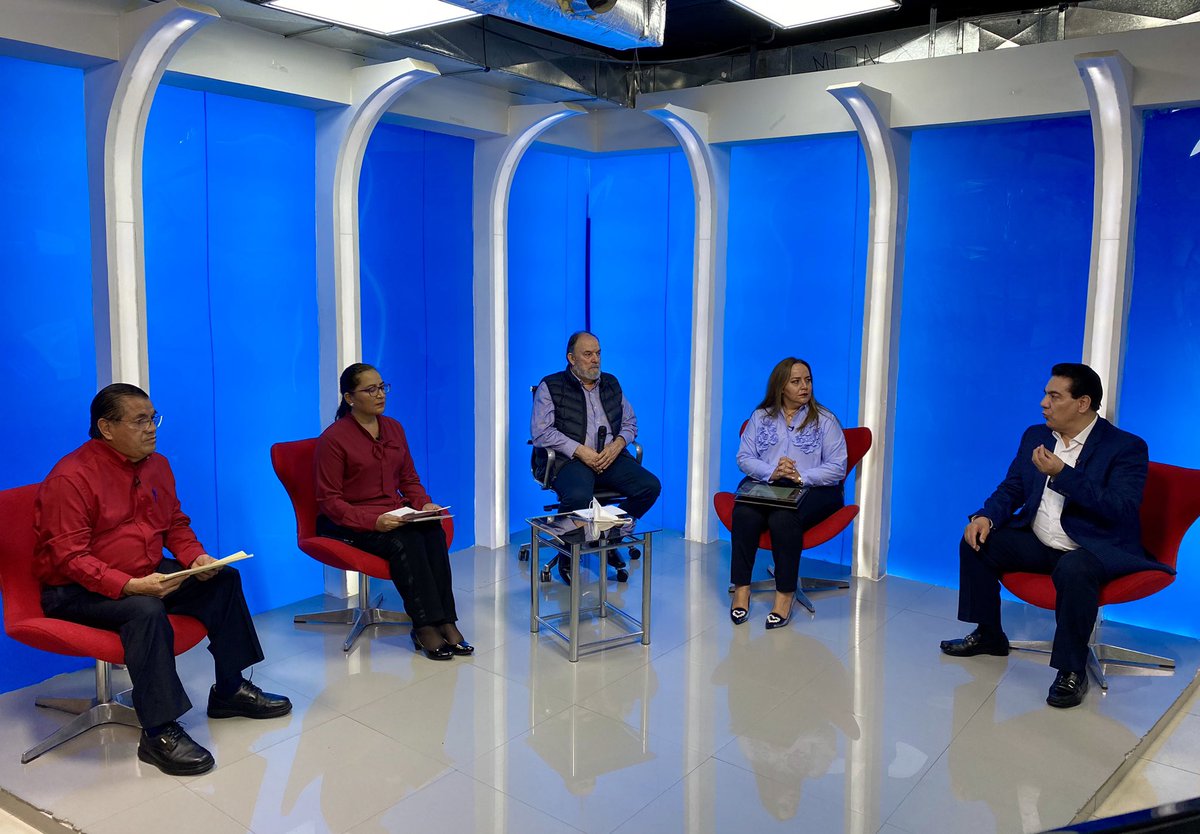 La presidenta <a href="/VeroPerezHerr/">Verónica Pérez Herrera</a> en el programa Pico de Gallo de <a href="/Canal15MX/">Canal 15</a>  con @CarlosGarzaLimo y dirigentes de otros partidos para platicar de los temas relevantes en nuestra entidad y en el país. 

🔹 facebook.com/OraleQueChiqui…