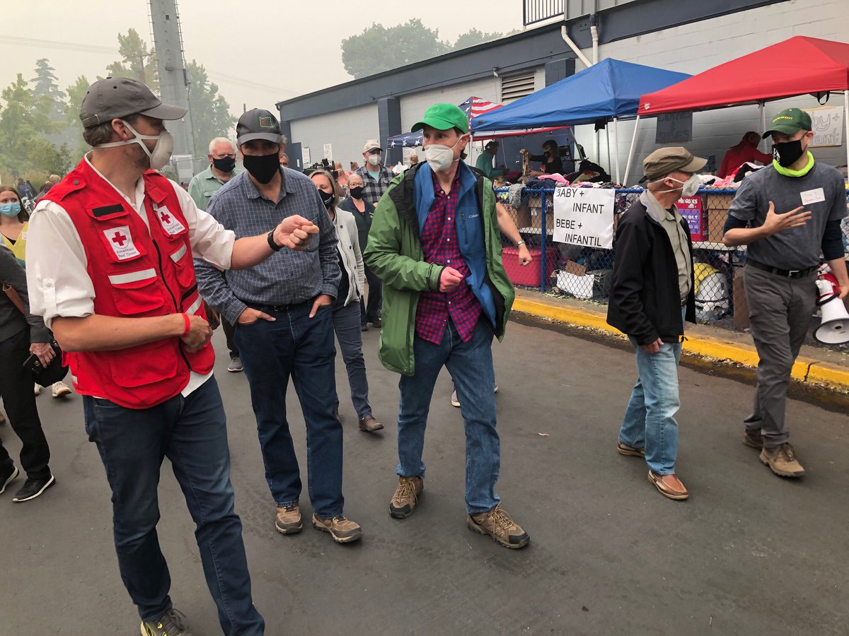 RonWyden's tweet image. Witnessed tremendous heart-warming #OregonWay generosity &amp;amp; community spirit yesterday afternoon in Springfield at this donation site for people needing help during these terrible wildfires hitting our state. Amazing job by all the volunteers. I cannot say thank you enough.