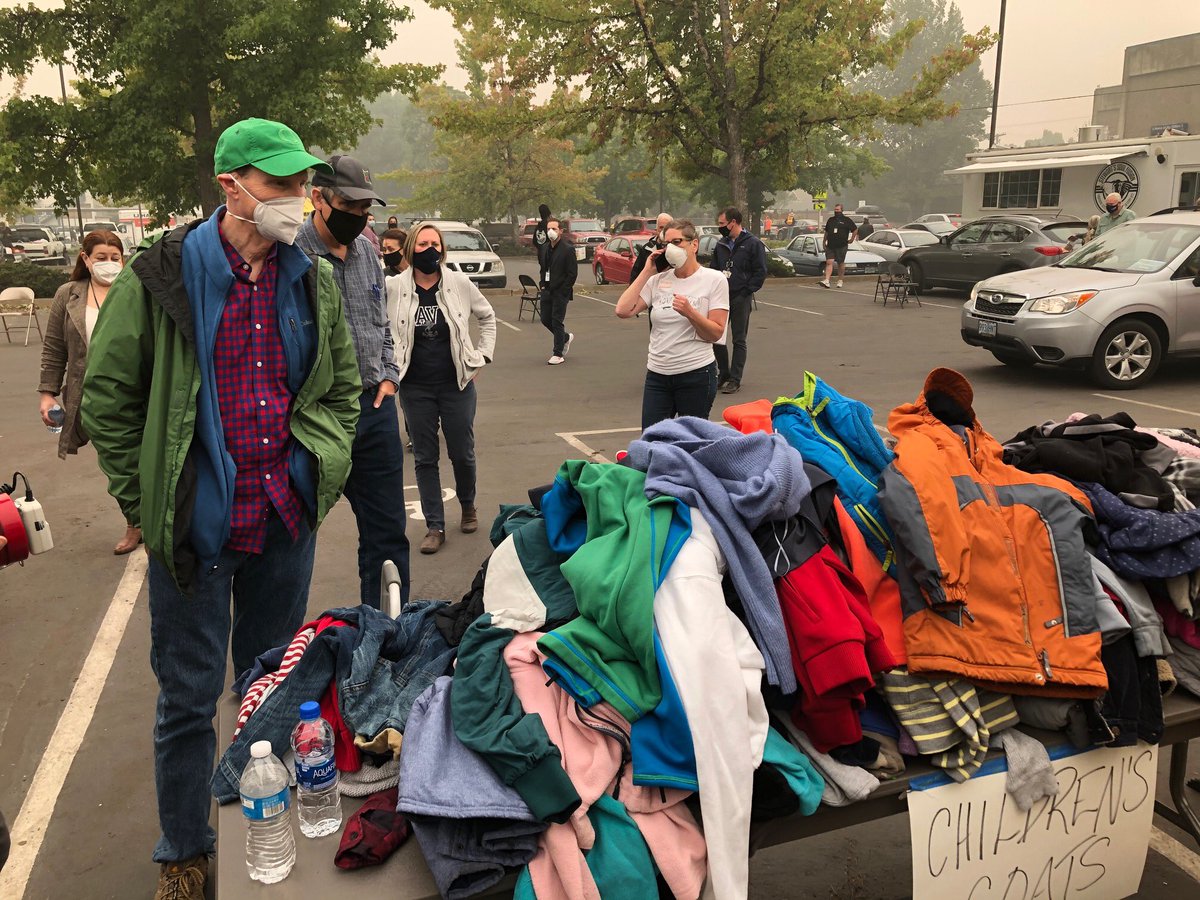 RonWyden's tweet image. Witnessed tremendous heart-warming #OregonWay generosity &amp;amp; community spirit yesterday afternoon in Springfield at this donation site for people needing help during these terrible wildfires hitting our state. Amazing job by all the volunteers. I cannot say thank you enough.