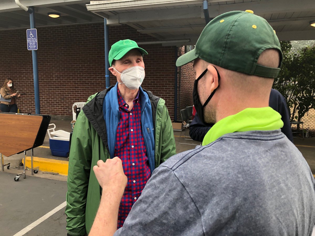RonWyden's tweet image. Witnessed tremendous heart-warming #OregonWay generosity &amp;amp; community spirit yesterday afternoon in Springfield at this donation site for people needing help during these terrible wildfires hitting our state. Amazing job by all the volunteers. I cannot say thank you enough.