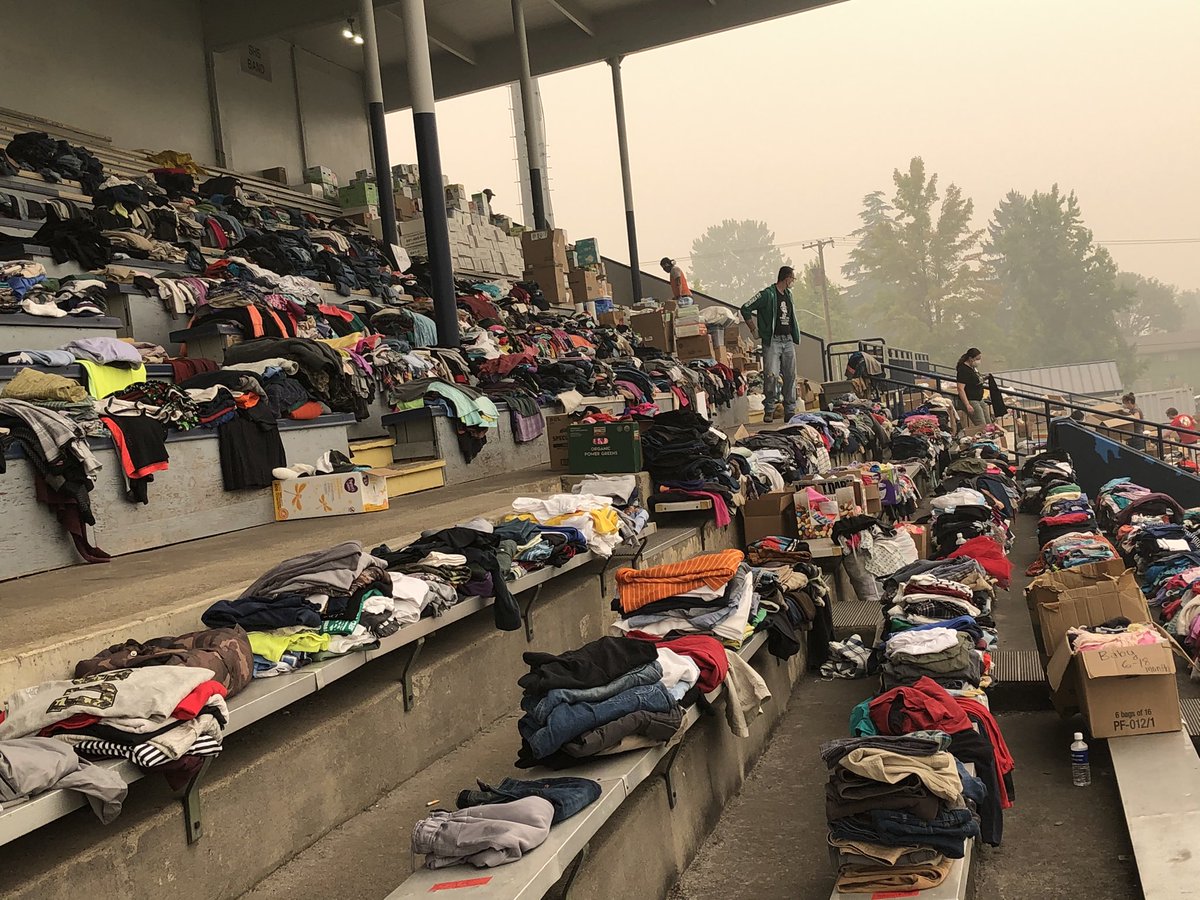 RonWyden's tweet image. Witnessed tremendous heart-warming #OregonWay generosity &amp;amp; community spirit yesterday afternoon in Springfield at this donation site for people needing help during these terrible wildfires hitting our state. Amazing job by all the volunteers. I cannot say thank you enough.