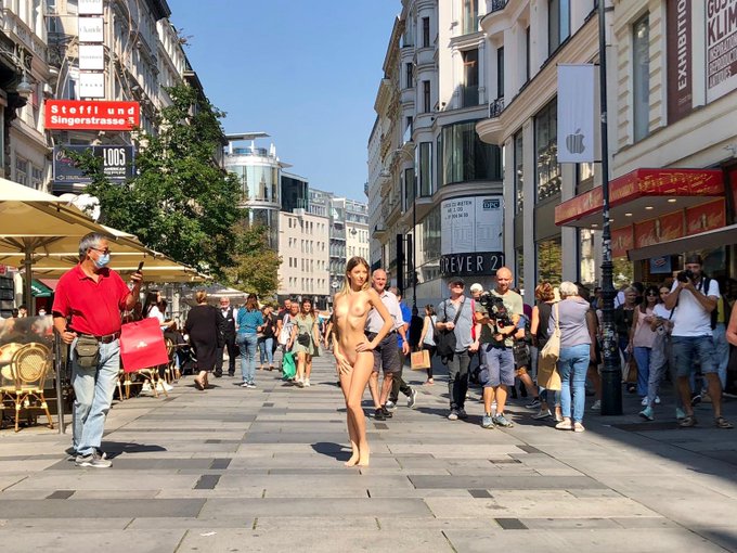 2 pic. Today public nudity in Vienna 😘 https://t.co/MjbTdfc5aC