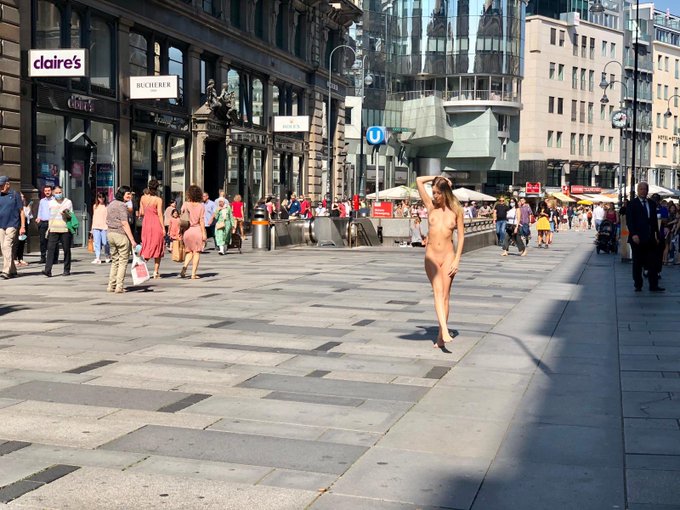 3 pic. Today public nudity in Vienna 😘 https://t.co/MjbTdfc5aC