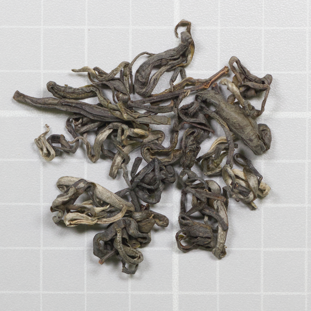 Tra Van Green Shan produced by Tra Van JSC in Vietnam. Curly rolled budsets ranging from light greyish olive to yellowish grey that produce a pale yellow liquor. Notes of roasted nuts, violet and alfalfa. See the score: teaepicure.com/tra-van-green-… #teaepicure #vietnamtea