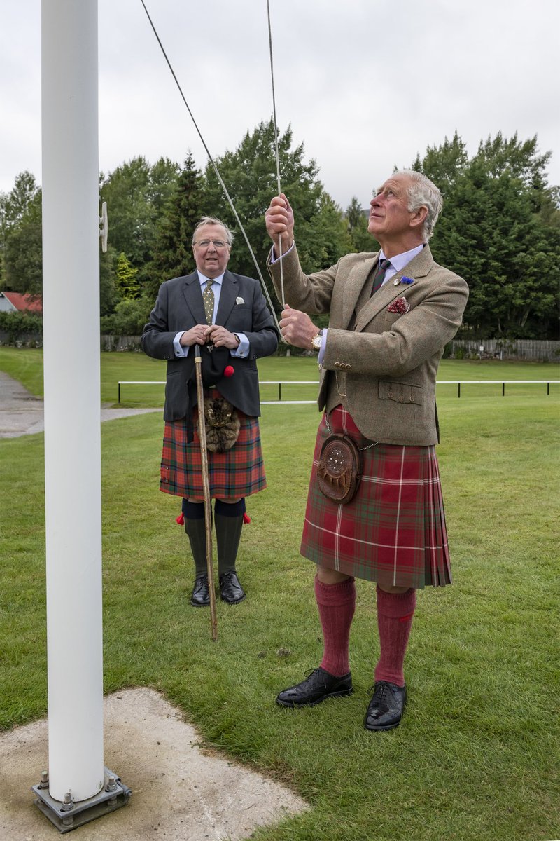 ClarenceHouse's tweet image. On Saturday 29th August, The Duke of Rothesay visited the site of the Braemar Gathering to raise the standard which launched the #VirtualHighlandGames, taking place today.

🏴󠁧󠁢󠁳󠁣󠁴󠁿 His Royal Highness is Patron of The Scottish Highland Games Association.