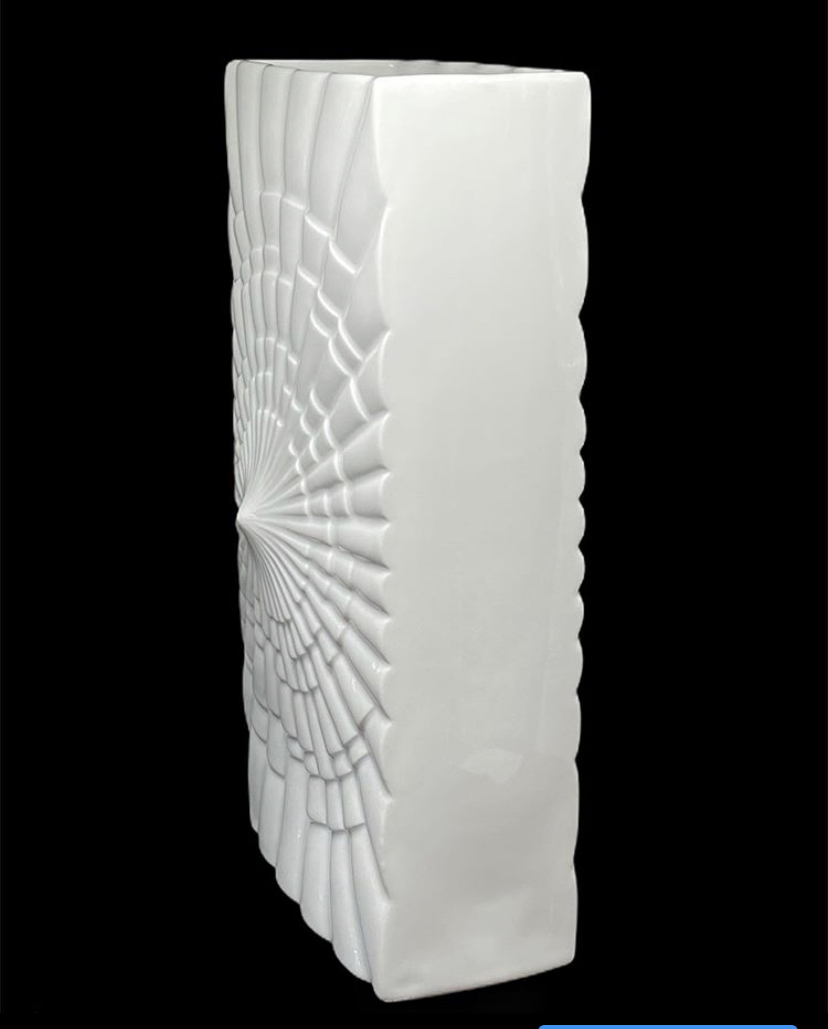 BcnVintage17's tweet photo. Florero grande de porcelana Rheinpfalz Hartporzellan Alemania 1960βs
Alto 30 cm Ancho 15 cm Profundidad 7 cm
#vintage #vintagebiscuit #biscuitop #opart #porcelana #vintageporcelain #florerovintage #rheinpfalz #interiordesign #vintageinterior #hartporzellan #vintageshopbarcelona https://t.co/OBpIkHHXt1