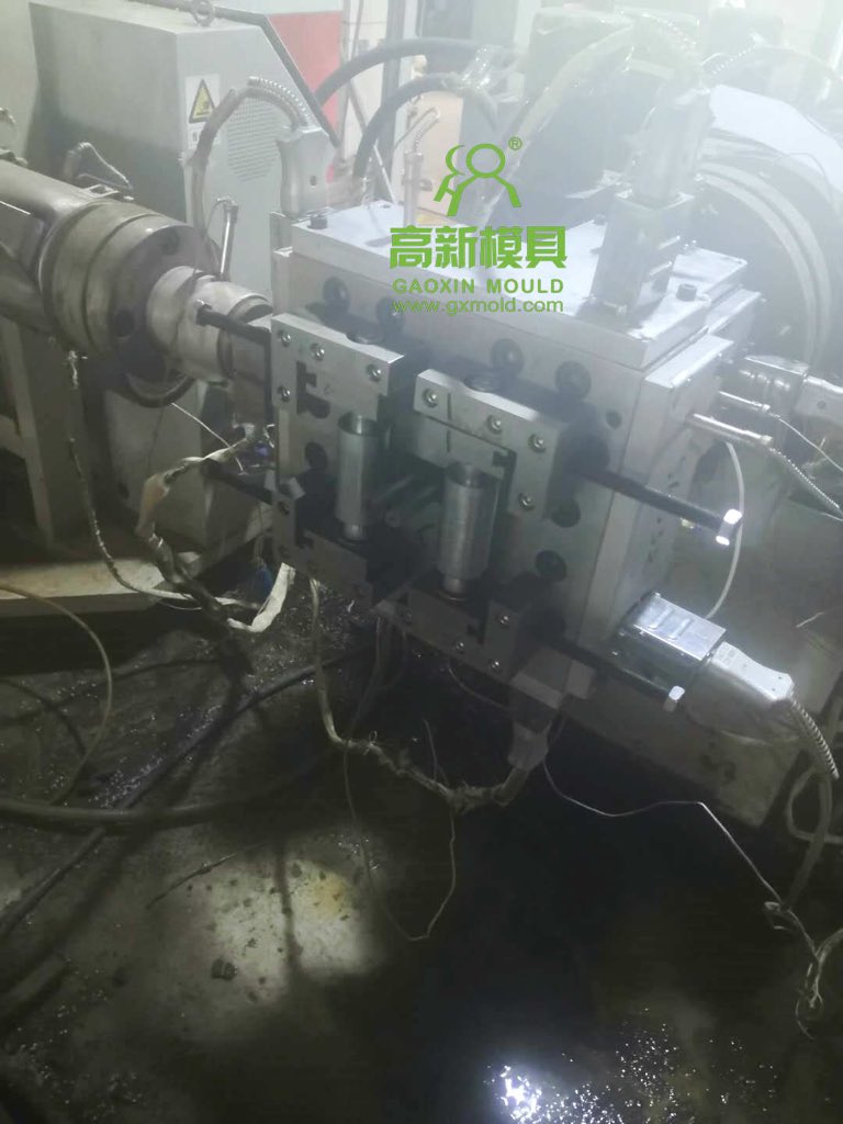 wpcextrusion's tweet photo. Try to find some new ways to do the online embossing with WPC capped coextrusion dies tools. technology is changing rapidly and so we are keep going. #wpc #embossing #extrusion #plastic #cappeddecking  #coextrusion #diestools  #onlineembossing https://t.co/DtGDg4IRIy
