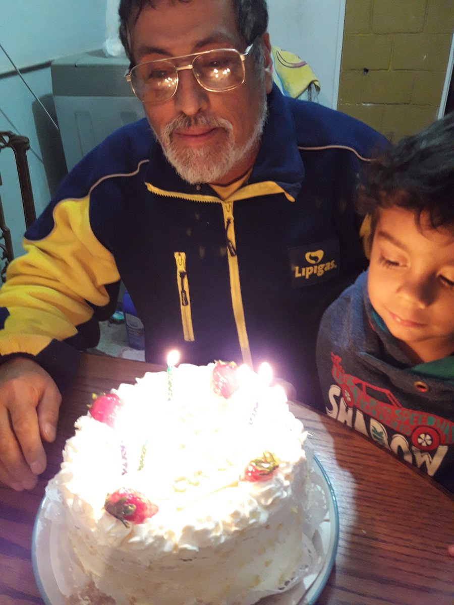 Buen día y suerte para hoy, sólo les pido unión y jamás rendirse jamás!!!. antes los abusos de poder jamás!!. un abrazo de amistad con mucho cariño que lo necesito y todos necesitamos cariño amor, no disparos ni lacrimógenas.