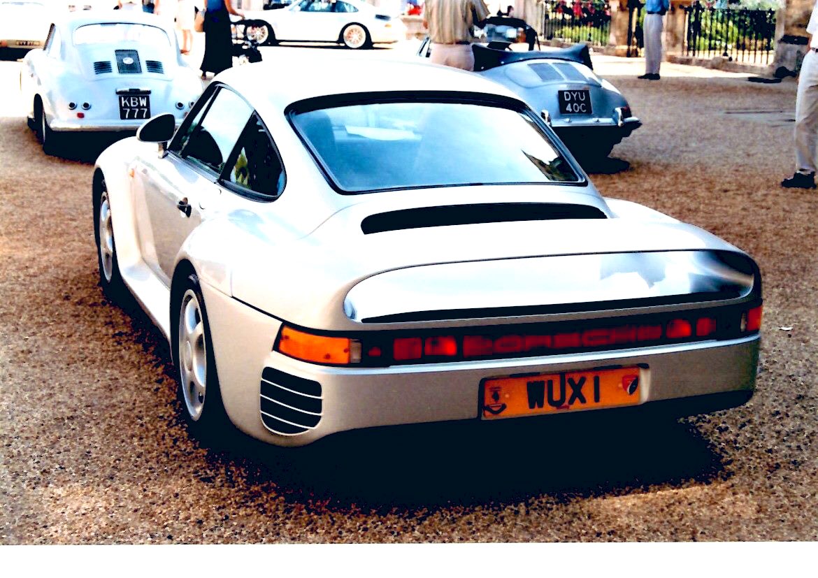 PorscheSauce's tweet photo. Something special on a Saturday - have a good one folks - Porsche 959 https://t.co/qAhIi4wTJ5