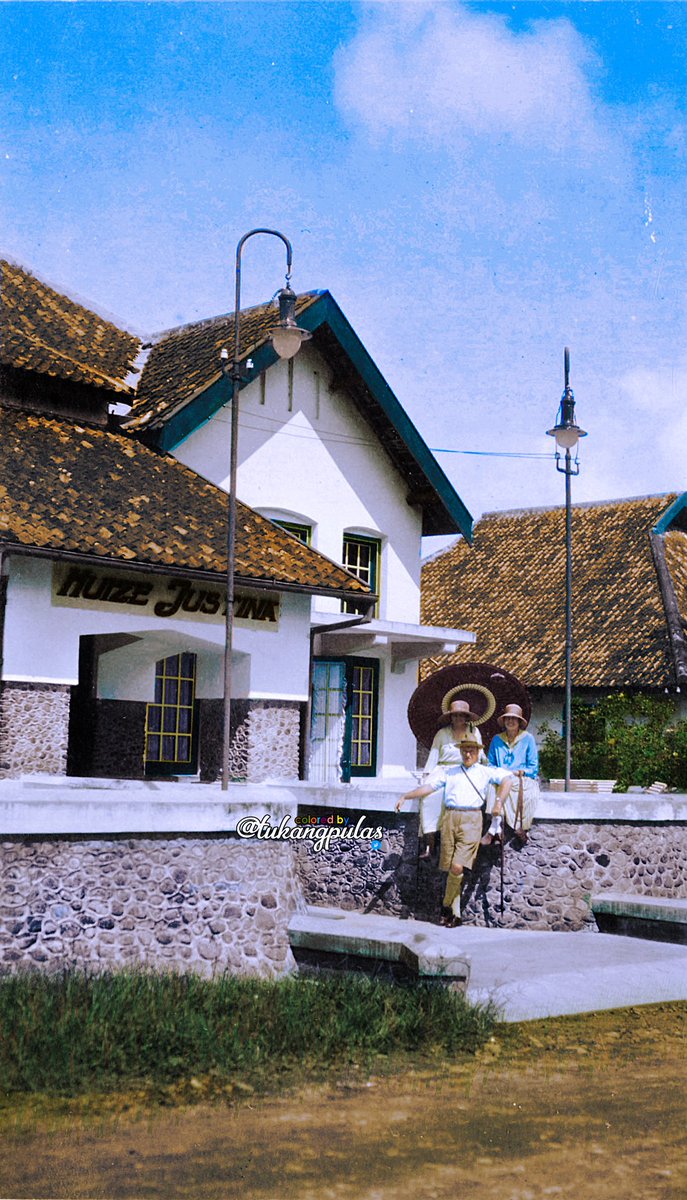 tukangpulas's tweet image. Hotels Justina di Poedjon Malang, sekitar tahun 1927.
•
📸: KITLV Leiden

#potolawasmalang #pujon #pujonkidul #pujonmalang #malanghits #malanghitz #malanghits #malang #malangcity #hoteljustina #huizejustina #kotamalang
