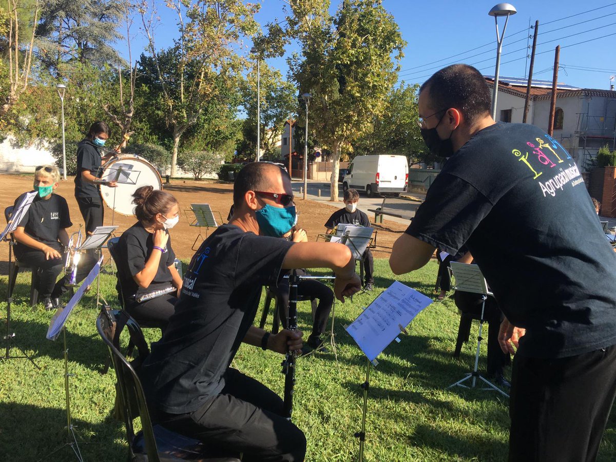 (1) AMB UN DIA DE RETARD, FELIÇ DIADA! Aquí algunes fotos de la nostra aportació en un dia tan especial, i tan estrany aquest cop. És la primera actuació de la Banda (en format reduït). Esperem que en siguin moltes més, també de la Coral.
