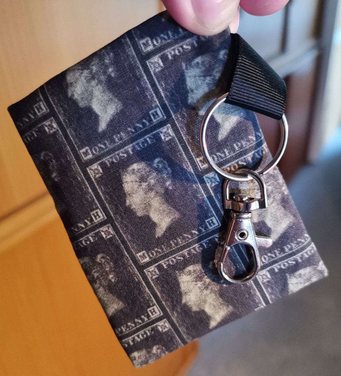 ClausDittrich's tweet image. Masks &amp;amp; Elegance - thanx Nessa of
@MiniPrintVint Now I can take the bus ride, fullfil the government orders and flash my hobby in an elegant manner. See the little purse for my keyring - so beautiful. Very good crafting 👍♥️ And thanx for the little postcard. Regards from 🇩🇰