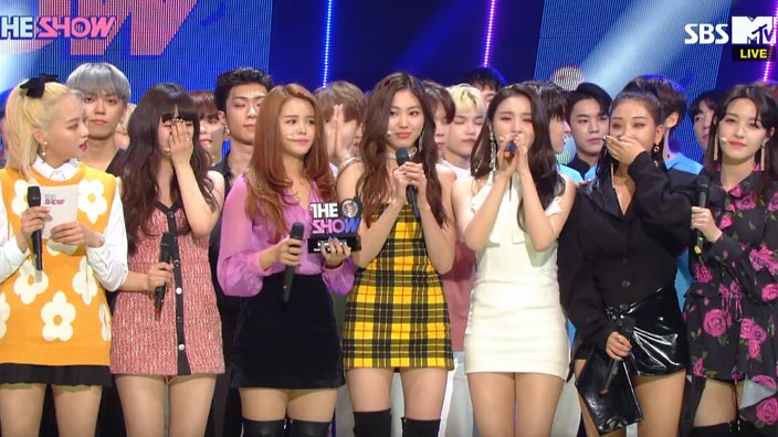 lenkqaaaa's tweet photo. Always waiting for this with hope #CLC #CLC_HELICOPTER  #CLC3rdwin🏆🏆🏆 https://t.co/BVH9MaYVJo