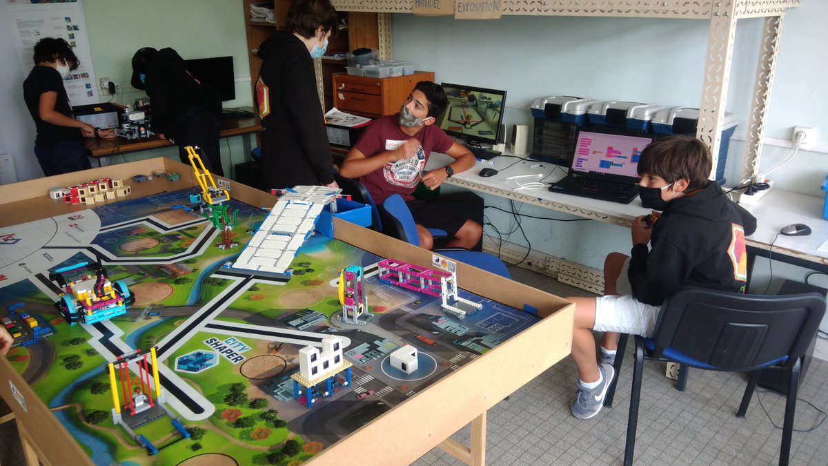 Les_Brickodeurs's tweet photo. Redémarrage du club des Brickodeurs.
Brainstorming projets pour ce trimestre. https://t.co/RR1LqGIA0n