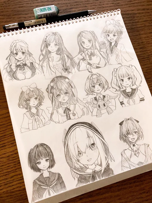 今日はずっとシャーペンでにじさんじ五十音順に描くやつやってた。「あ」が多いよ、にじさんじ?
 #にじさんじ五十音順に描いたら童田明治の時には画力上がってる説 