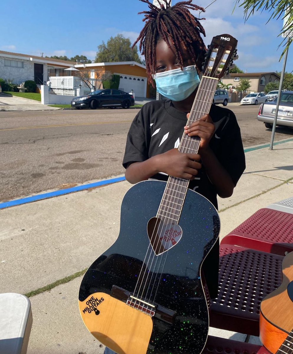 SilentradeMusic's tweet photo. 世界中の子供達に音楽の力を届けるためにDavid Brozaが始めた活動“One Million Guitars”は子供達にギターを送る活動をしています。
Davidのギターが送られた、子供にギターを教える非営利団体”Guitars in the Classroom”からのメッセージ。
#onemillionguitars #davidbroza #guitarsintheclassroom https://t.co/f2CHaRe2RD