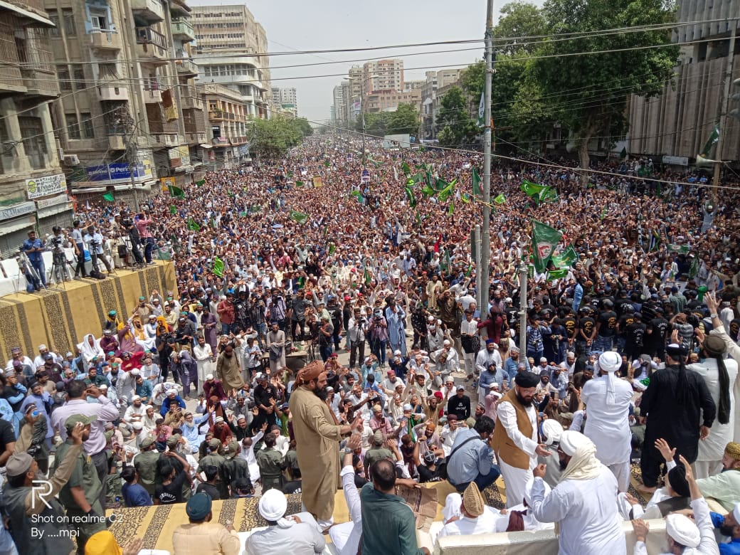 ansarkhanawf's tweet photo. پرامن احتجاجی ریلی کے مناظر
ریٹویٹ کر کے پوری دنیا کو دکھائیں
دجالی میڈیا یہ مناظر نہیں دکھائے گا 
#مفتی_اعظم_کراچی_ریلی https://t.co/H2rqm7rL6b