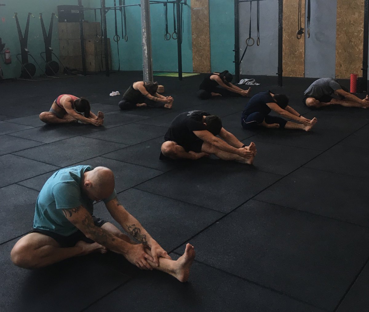 suryaworld's tweet photo. Pratique de Suryashtanga Yoga « On essaie de trouver notre zone de confort, puis on se concentre sur la détente ... ».  Séminaire de Yoga à Lyon #livetweet #surtashtangayoga #yoga #yogapractice #yogamasterclass https://t.co/xewzeLDznW