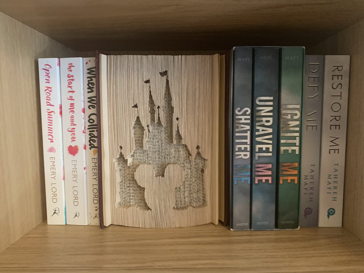 IBrakspear's tweet photo. Loving whatโs arrived in the post! Itโs my Disney Castle BookFold by the amazing @ReadMeMarie. It looks Truly Fantastic and now has pride of place on my Bookshelf! Marie you are super creative and talented so Thank You๐! #BookFold #BookFolding #DisneyCastle https://t.co/8wIY3hmceg