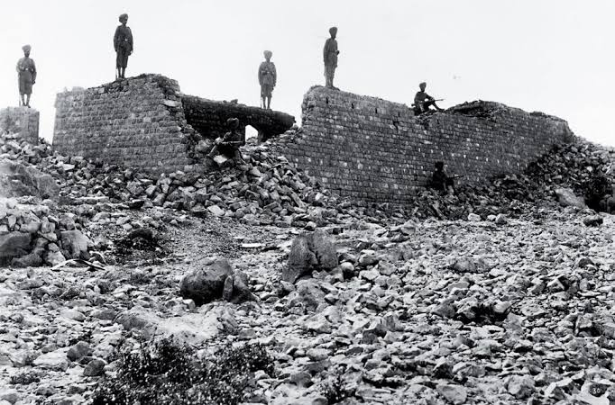 The afghans tried to entice the Sikhs to give up the fort & surrender but the Sikhs refused & fought on.In the early hours of the battle, the afghans had already managed to breach the outer picket wall of the fort. They tried to breach the gates of the wall twice but failed.