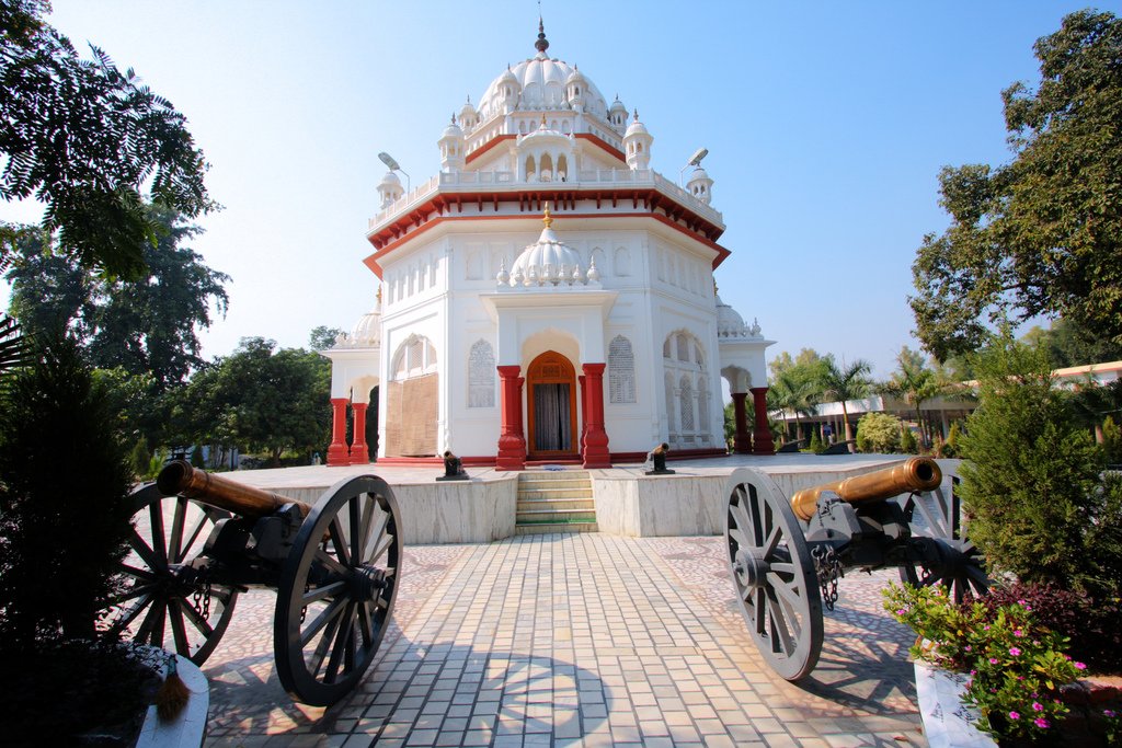 To commemorate the men, the British built two Saragarhi Gurdwaras: one in Amritsar, very close to the main entrance of the Golden Temple, and another in Firozpur Cantonment, in the district that most of the men hailed from.