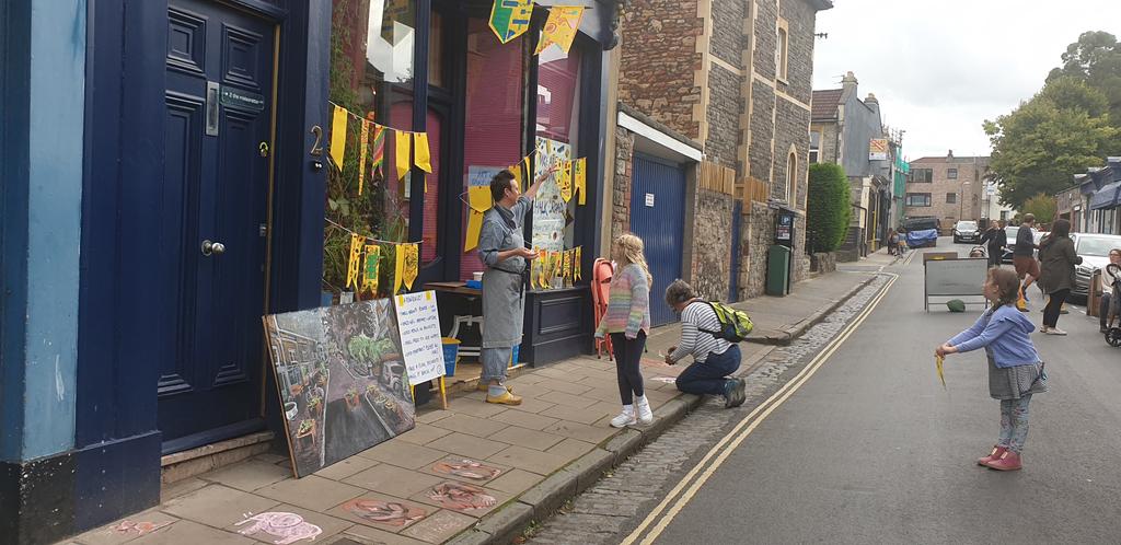 One section of Chandos Road is closed to cars for today.
 Open for walking, playing, biking.
If you are planning to drive down Chandos Road please follow diversion onto Clyde Road 
🚲🚲🛴🛹🍭