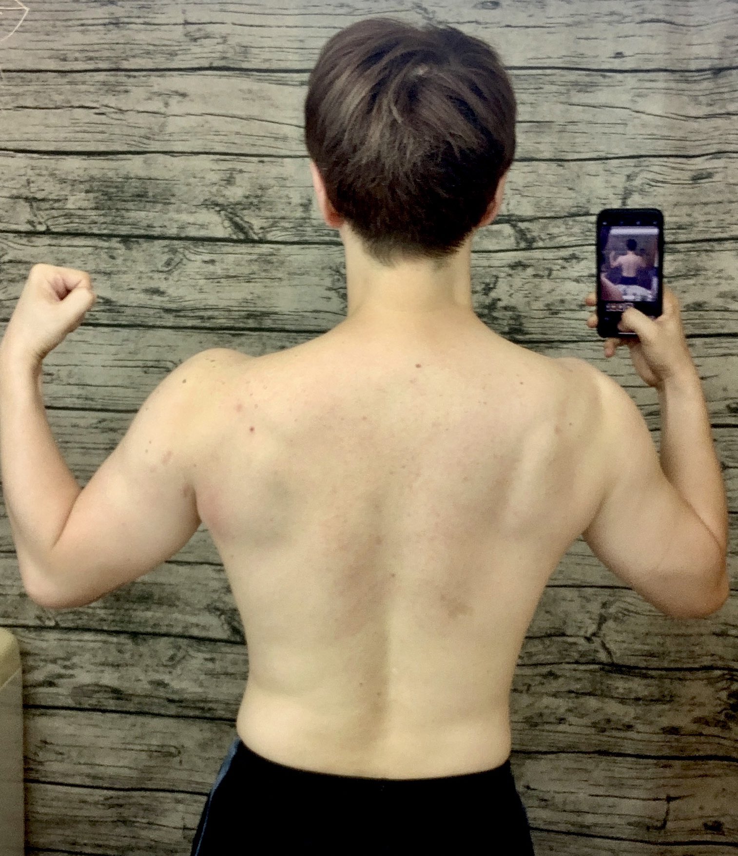 さちお Hbc 知らなくて委員会 パンの人 筋トレ開始から1年が経ちました 運動ゼロの筋トレ初心者からスタートして華奢な背中も大きくなりました 次の一年はウエスト回りを頑張ろう 筋トレ 筋トレ初心者 宅トレ 42歳 T Co Djyrmnlxpz