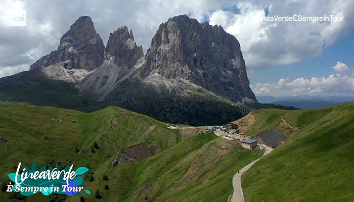 RaiUno's tweet photo. 🌿 #LineaVerdeTour vi porta in Alto Adige!
Con #FedericoQuaranta, @GiuliaCapocchi e #PepponeCalabrese dalle 15.00 su #Rai1 e @RaiPlay https://t.co/oNK53eEvYO