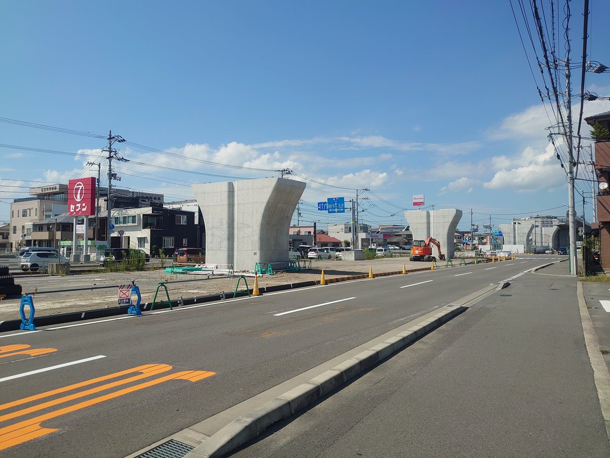 四国横断自動車道 仮 吉野川大橋 番外編 徳島東環状線 お盆休みに くすりレディ末広店から撮影 今は仮囲いで囲まれてます 交差点上部架設工事は来年5月中に完了する予定です 末広大橋側で桁を組み立てて多軸式特殊台車を使って架設するみたい 四国横断自動車道 仮 吉野川大橋 番外編 徳島東環状線 お盆休みに くすりレディ末広店から撮影 今は仮囲いで囲まれてます 交差点上部架設工事は来年5月中に完了する予定です 末広大橋側で桁を組み立てて多軸式特殊台車を使って架設するみたい