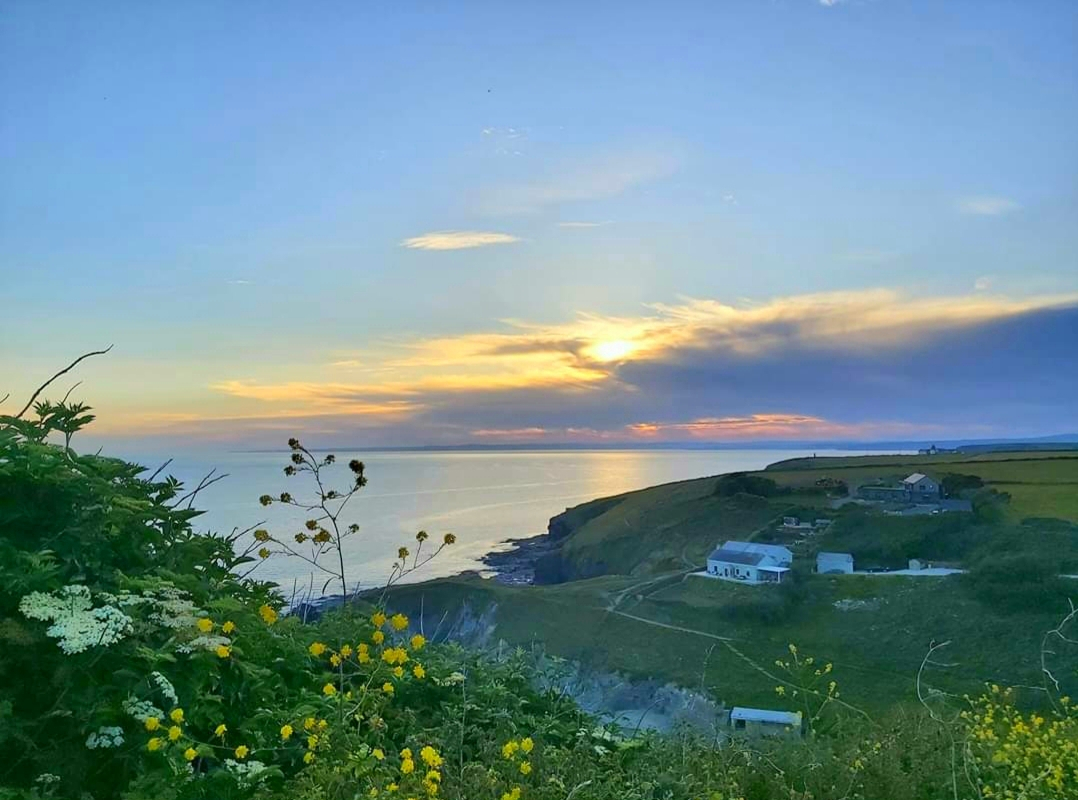 Here's a dreamy pic of our view from @new_life_in_cornwall.
-
-
#Polurrianonthelizard #thelizard #mullion #cornwall #clouds #horizon #PolurrianCove #Polurrianbeach
