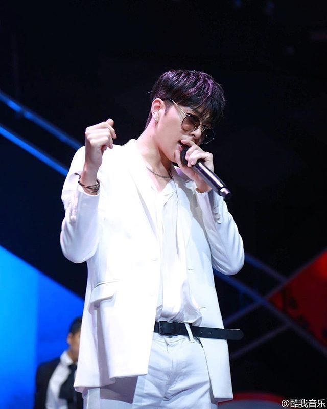 A thread;It is your rite of passage as an iKONIC to watch iKON in the Heroes of Remix performances. In this journey, you will also discover the unique & versatile colour that is  #Junhoe’s voice. For those about to rock with him, I salute you. @YG_iKONIC  #iKON  #아이콘