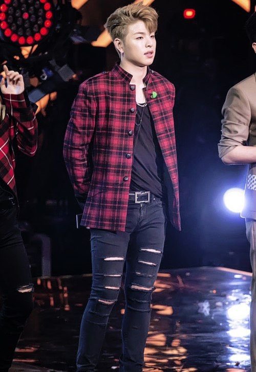 A thread;It is your rite of passage as an iKONIC to watch iKON in the Heroes of Remix performances. In this journey, you will also discover the unique & versatile colour that is  #Junhoe’s voice. For those about to rock with him, I salute you. @YG_iKONIC  #iKON  #아이콘