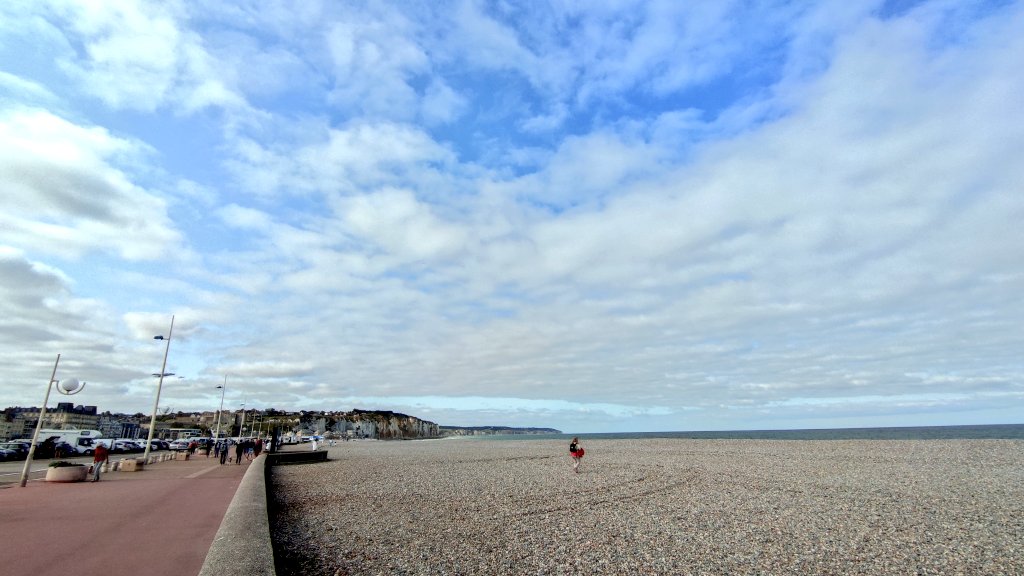 Firesnapper999's tweet photo. Managed to get the last parking space, set up and straight out on the bike. A little too busy in the port area, so cycled down to end of beach for #DecaffResus... Being #PhysicalDistanced comes naturally to we #PTSD bods. #Dieppe #SeineMaritime #Normandie https://t.co/lOGw9Z3Ogi