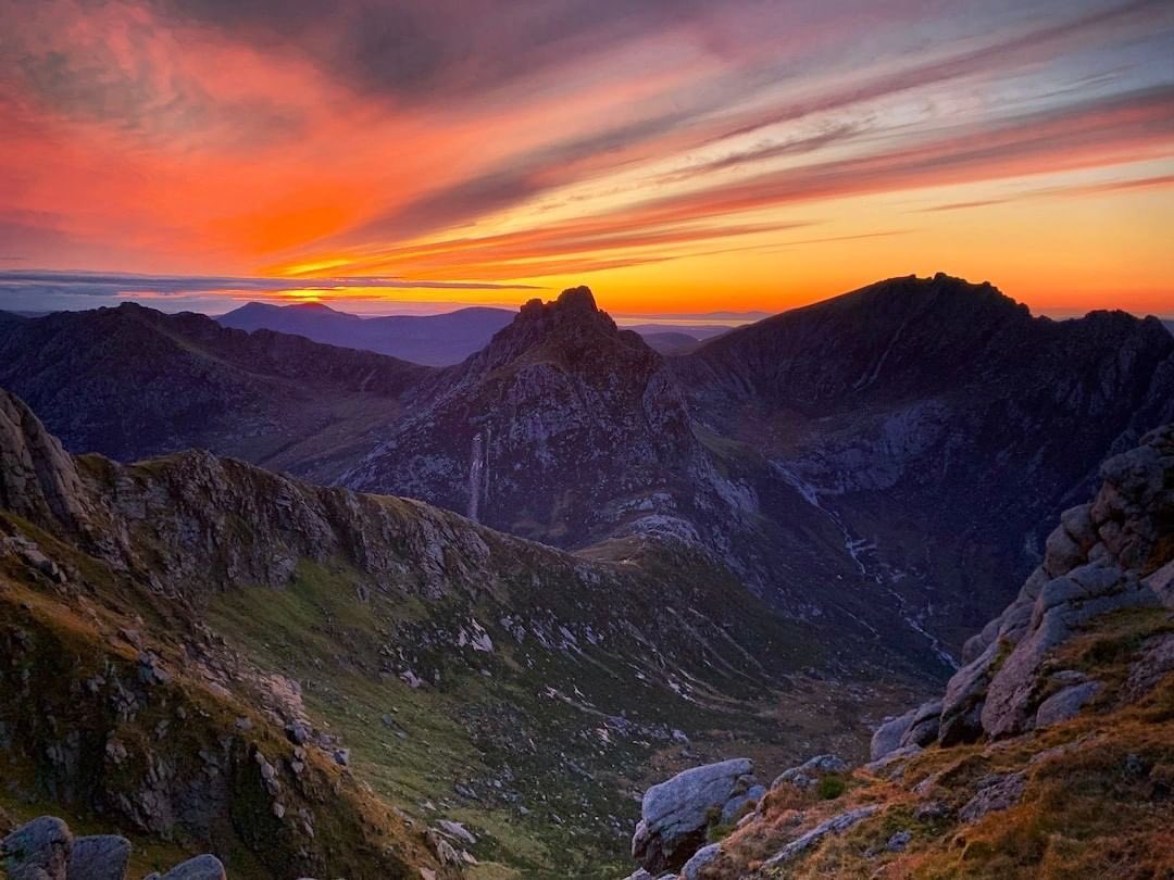 TheCoig's tweet photo. Sunsets on Arran set your soul on fire...💛🔥🏕

📸 IG: @homeiswhereipitchit
📍 Isle of Arran, Scotland 🏴󠁧󠁢󠁳󠁣󠁴󠁿
.
.
.
#localinvite #thecoig #arran #scotland #visitscotland #hikingscotland https://t.co/w9oBnKJr3s