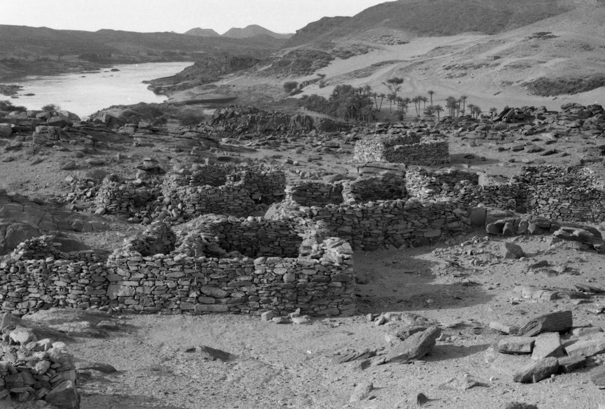 <minor>13th cent. Duweishat church and settlement, sudan A large mudbrick church surrounded by around 25 drystone houses and a cemetary; all from the late christian nubia era, likely functioned as a monastery. #historyxt