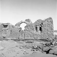 <minor>13th cent. Duweishat church and settlement, sudan A large mudbrick church surrounded by around 25 drystone houses and a cemetary; all from the late christian nubia era, likely functioned as a monastery. #historyxt