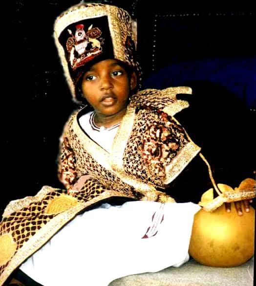 RugyendoQuotes's tweet photo. Tweeps, where were you during this event 25 years ago? I was in S.6 at #KitabiSeminary in Bushenyi District. The World's youngest king then, according to the #GuinessBookofRecords, has grown. Hangiriza Entare ya Tooro @KingOyoOfficial https://t.co/gVQnDjKHEA
