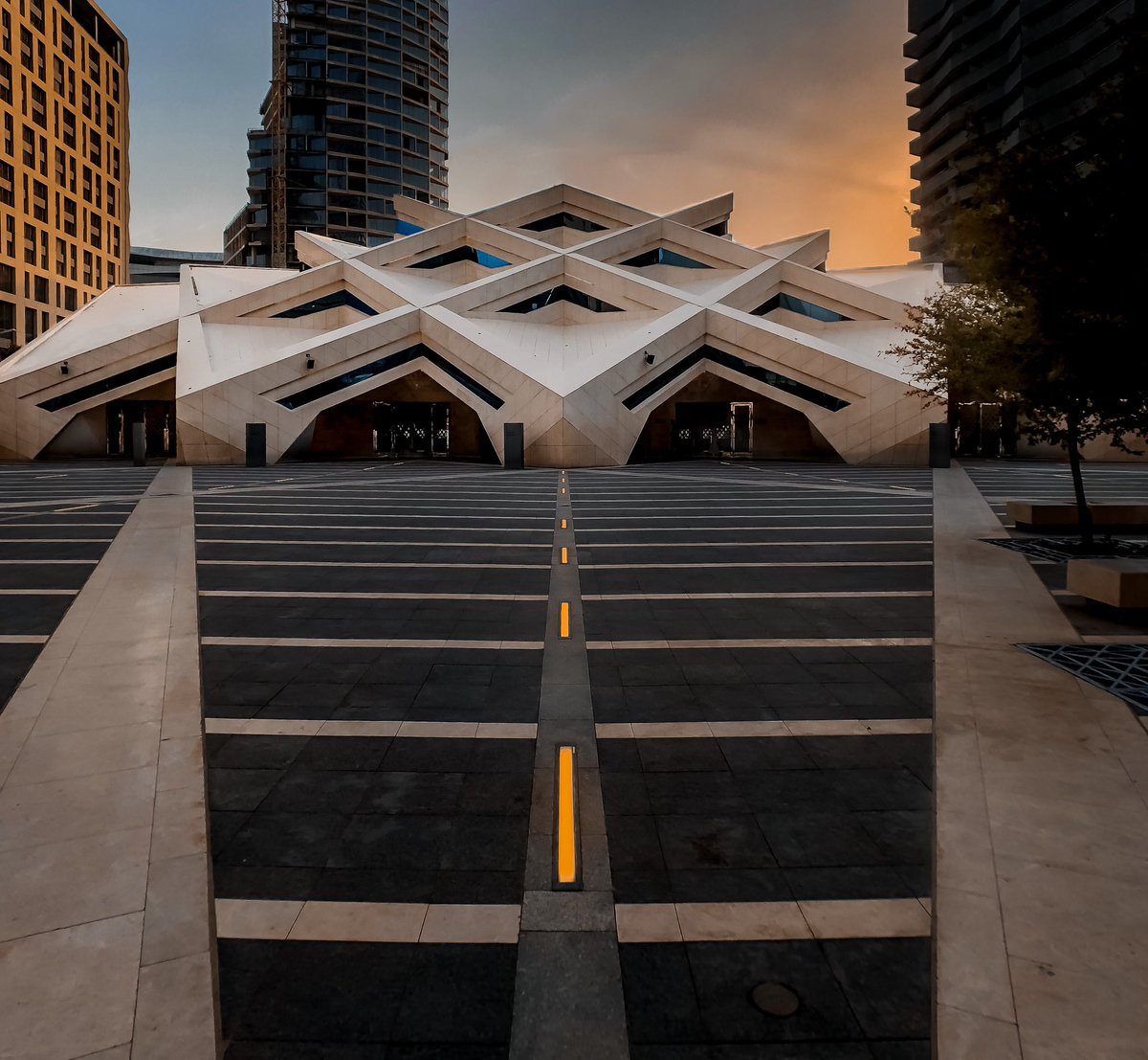 HazemAlbalushi's tweet image. انجاز وطني يجب أن نفخر به وهو حصول المسجد الرئيسي في مركز الملك عبدالله المالي على جائزة:
2020 International Architecture Award

#عمارة