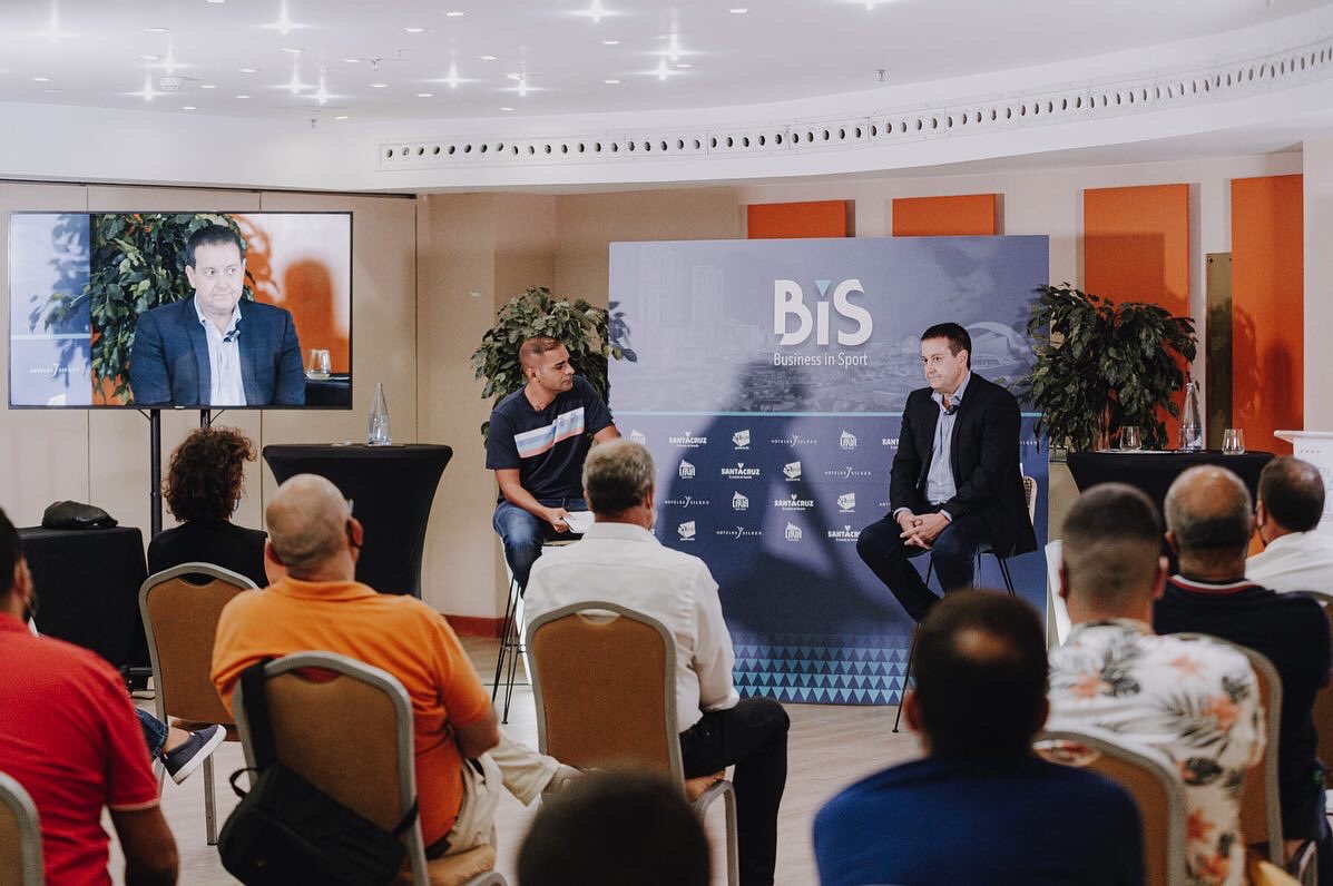 LavaSportsGroup's tweet photo. Ayer celebramos el “Especial #SupercopaEndesa” de @BiSportES con @ADaimiel 🏀🔊 Un encuentro entre profesionales del sector sobre marketing, comunicación y baloncesto con la participación de @SergioRodriguez, @RICARDODEDIEGO y @mdaswani 🎙 https://t.co/SjQHGTYzuy