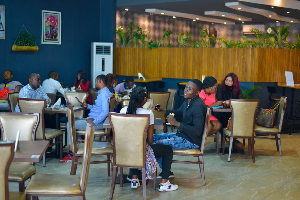 MJFuruResto's tweet photo. Venez vous détendre chez #MJFuru Restaurant sis dans l'enceinte du Shopping Mall Oasis, en diagonal de la station Moulaert. 
#MJFuru, le resto du moment 🙌👌 https://t.co/kOVLwlmnNd