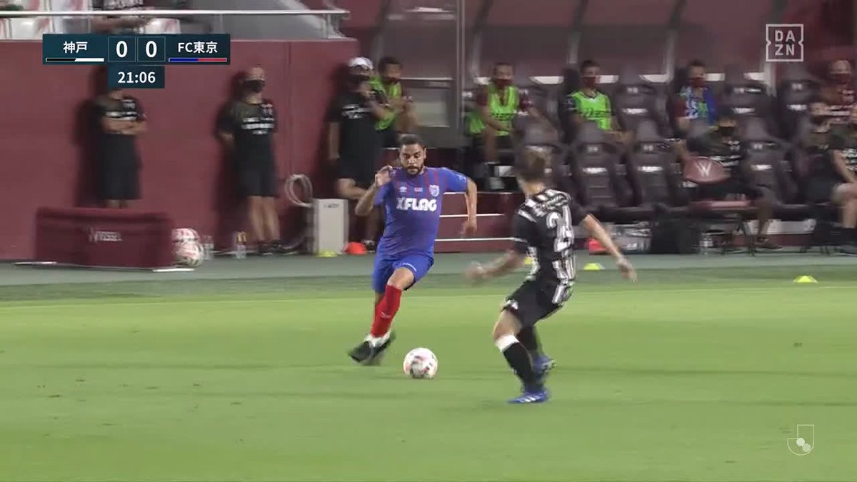 Goal Japan 裏街道 から 華麗なドリブルで酒井高徳をかわした ディエゴ オリヴェイラ のクロスに アダイウトン が体を投げ出してゴールを狙うも 飯倉大樹 の好守に阻まれる Goalj1リーグ 明治安田j1 第16節 ヴィッセル 神戸 Fc