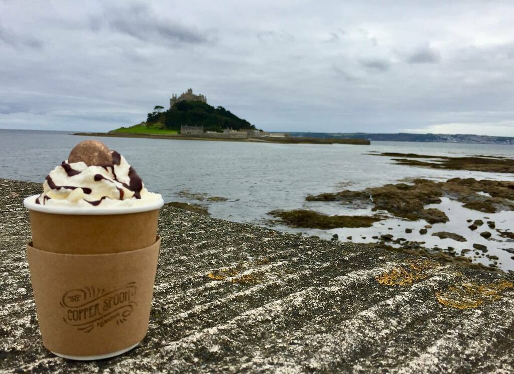 thecopperspoon's tweet image. Beautiful day for a beach stroll and a luxury double hot chocolate - studded with white chocolate and finished with our signature sparkly copper chocolate button available dairy free 🍫
.
.
#hotchocolate #stmichealsmount #luxuryhotchocolate #cornwall … instagr.am/p/CFCDl9xHNGL/