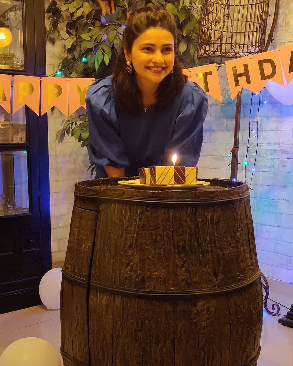 <a href="/prachidesai/">parchidesai</a> celebrated her birthday with her family.

#prachidesai #bollywood #bollywoodupdates #celebs #tadkabollywood #punjabkesari 
.
.